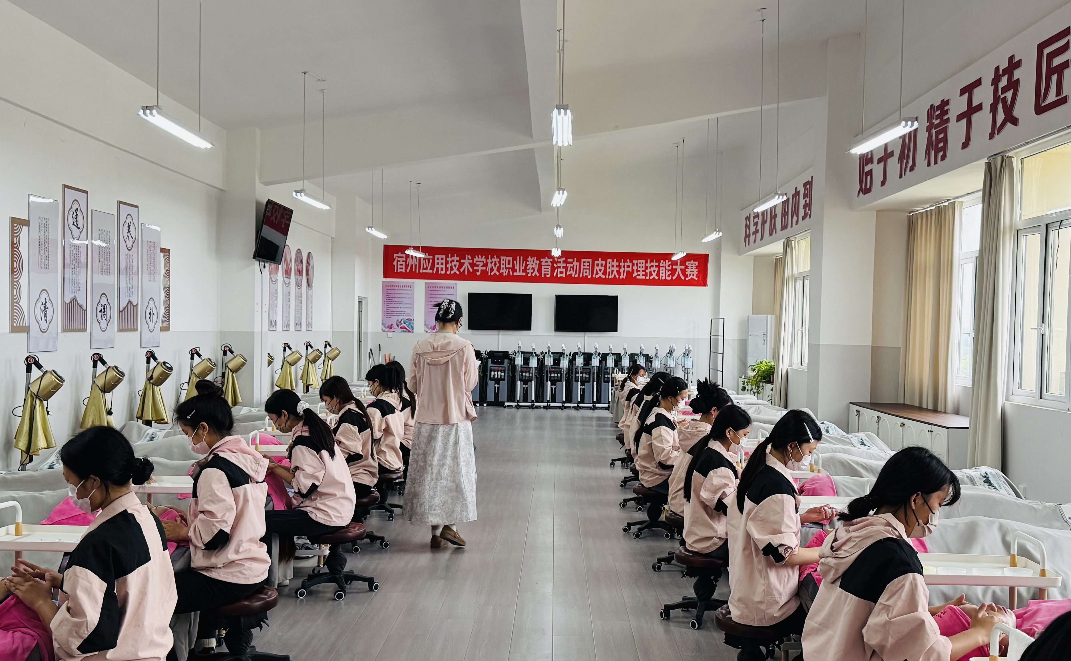 宿州应用技术学校现代艺术系职业教育活动周盛大启幕(图2)